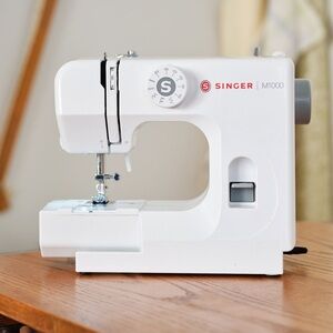 Sewing Machine Travel Compact Singer M1000 Teen Gift!  32 Stitches Finger Guard